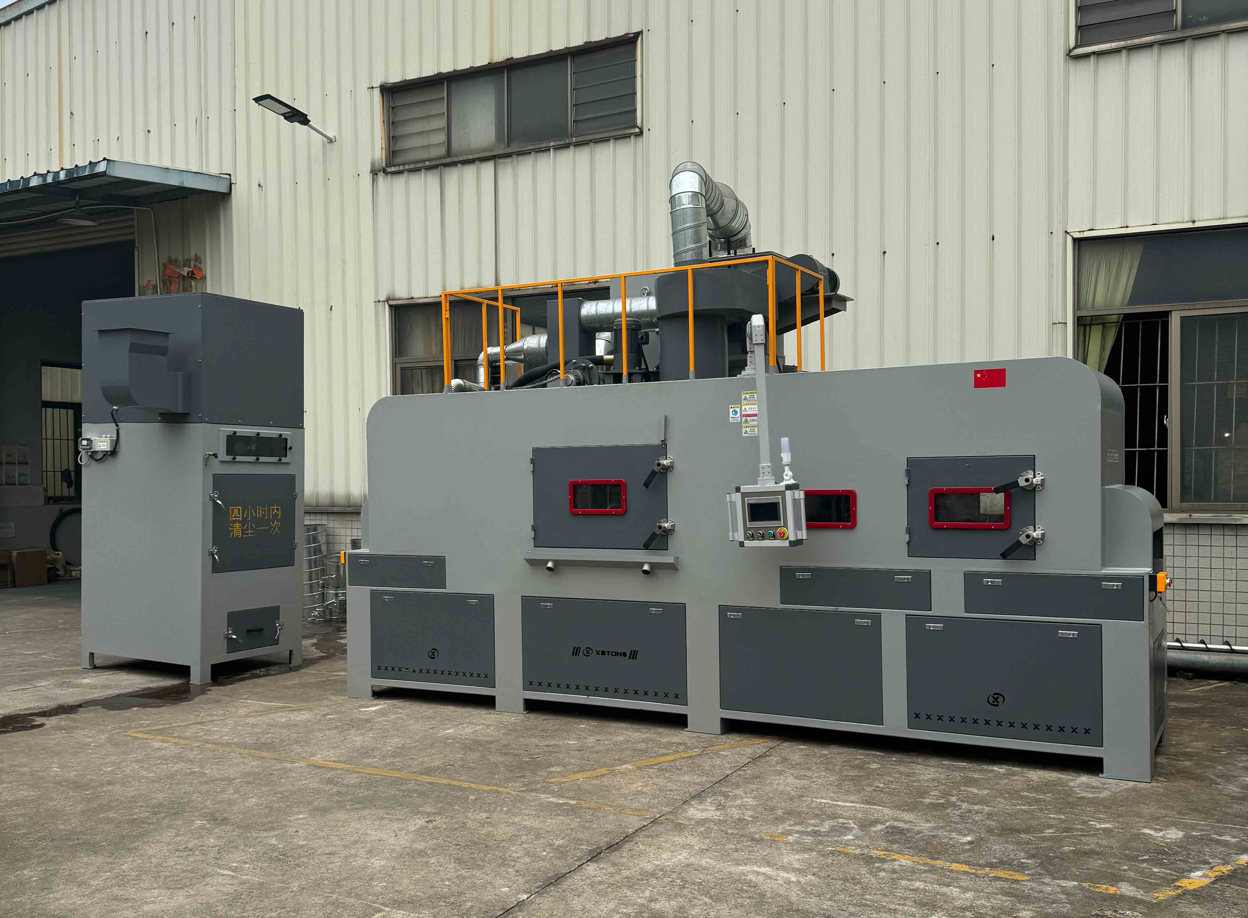 深圳鑫百通(XBTONG)噴砂機生產(chǎn)廠家制造的輸送式自動噴砂機實拍圖片