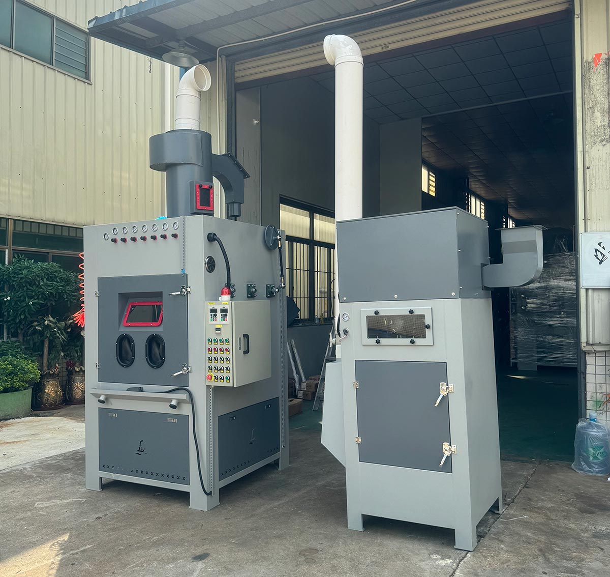 深圳百超噴砂機(jī)生產(chǎn)廠家制造的轉(zhuǎn)盤(pán)式自動(dòng)噴砂機(jī)實(shí)拍圖片