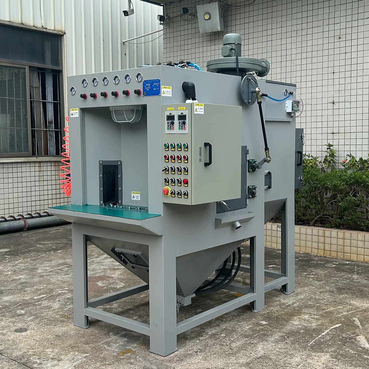 深圳百超噴砂機(jī)生產(chǎn)廠家制造的轉(zhuǎn)盤式自動(dòng)噴砂機(jī)實(shí)拍圖片